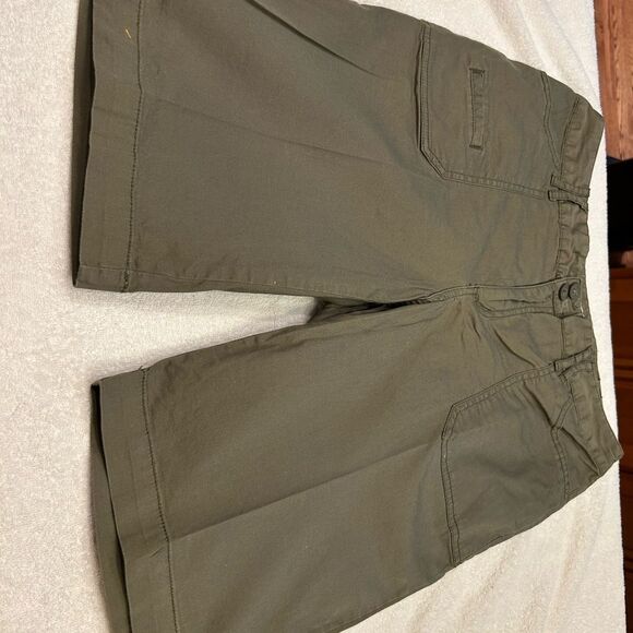 St. John's Bay Olive Green Women's Bermudas size 10 - Picture 1 of 7